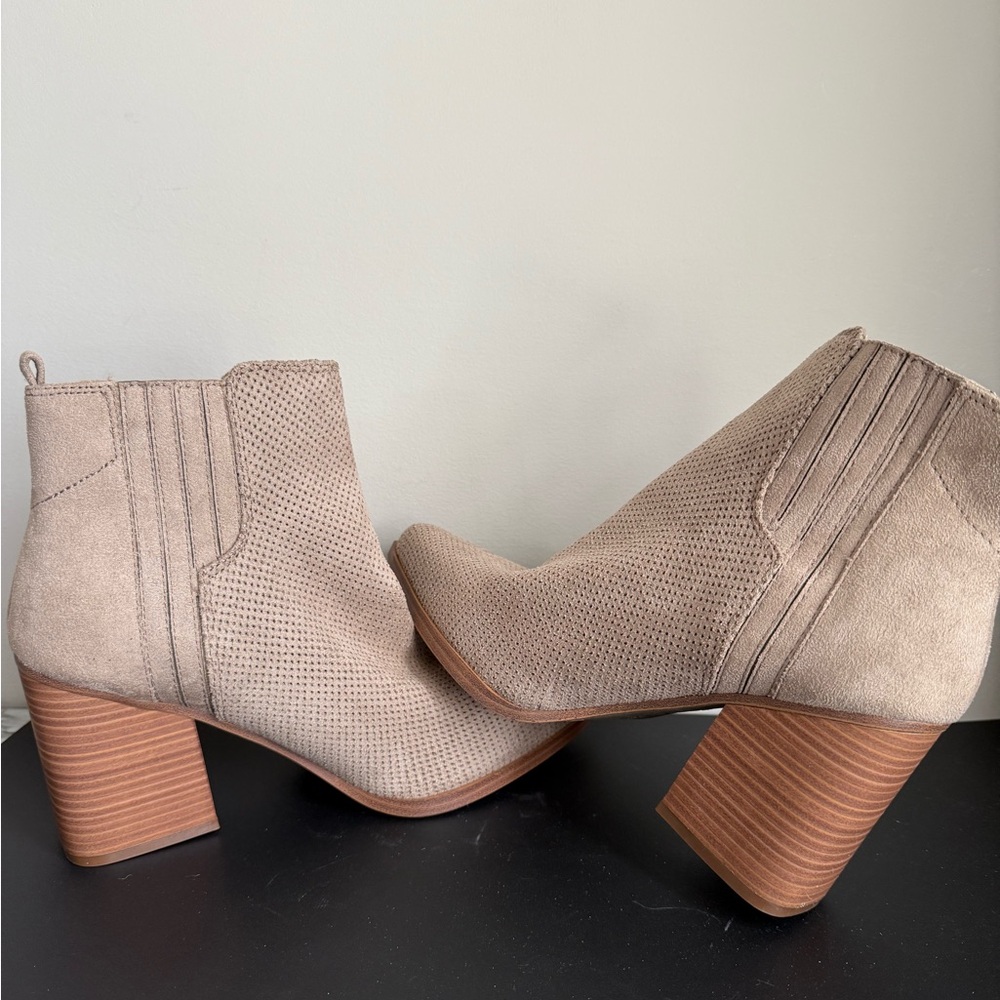 Orina Chelsea Boot Indigo Rd. Tan Size 9.5